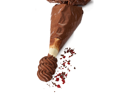 Vegane Mousse au Chocolat im Spritzbeutel.