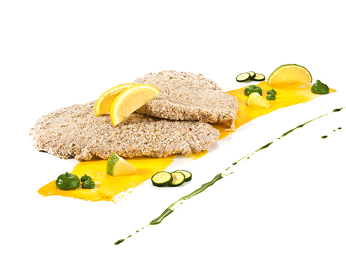 Wirtshaus-Schnitzel aus dem Schweinerücken, roh, paniert mit einer Mischung aus Laugenbrot, Senf und Zwiebeln.