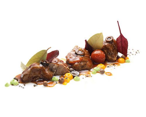 Lammnacken nach mediterraner Art mit Tomaten, Perlzwiebeln, Oliven, Fenchel und Pinienkernen, in kräftiger Jus.