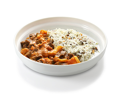 Blumenkohl-Süßkartoffel-Curry mit Rindfleisch milde Currysauce aus Joghurt und Kokosmilch, abgerundet mit Mango und Tandoori, dazu Linsen- Basmatireis.