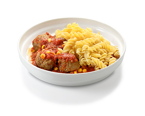 Rinderhackbällchen in Tomaten-Mais-Sauce mit Spirelli.
