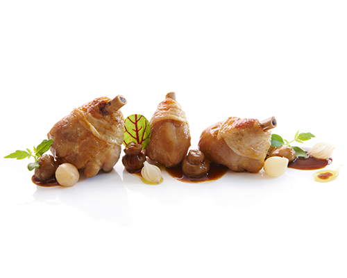 Coq au vin rouge kleine Hühnchenkeulen, mit Speckwürfeln, Silberzwiebeln und Champignonköpfen, in Rotweinsauce  geschmort.