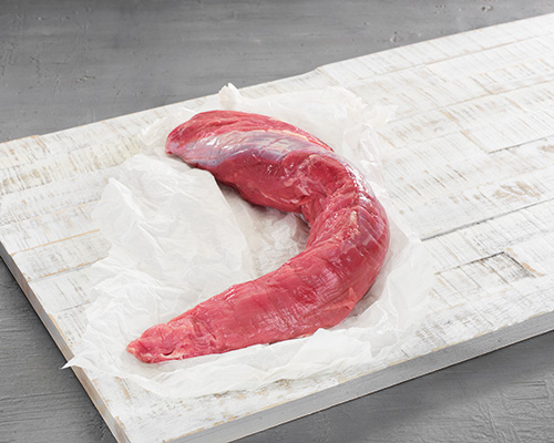 Veal fillet from Europe, fresh, in one piece, matured for 10-14 days, without chain.
