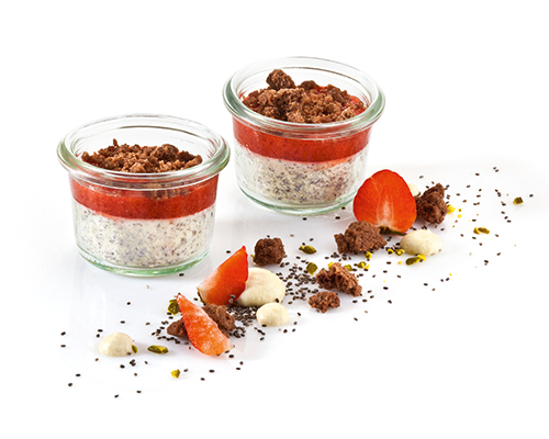 Mohnmousse mit Erdbeersauce mit fruchtig-süßer Erdbeersauce und Schokoladencrumble.