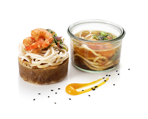 Ramen with prawns with marinated prawns, ramen noodles, sugar snap peas, onions and SOY BEANS, as a refill.