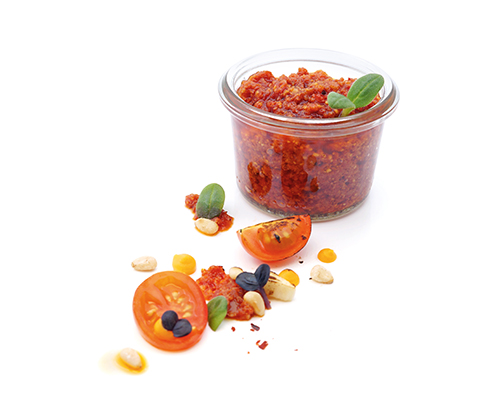 Pesto rosso z oliwą z oliwek, suszonymi pomidorami, orzeszkami piniowymi i twardym serem.