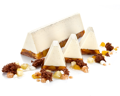 Panna-Cotta mit karamellisierten Pfirsichen, 5,5 x 32,5 cm.