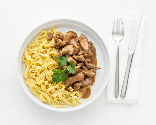 Rindergeschnetzeltes in der Pfanne gebraten, in Rahmsauce.