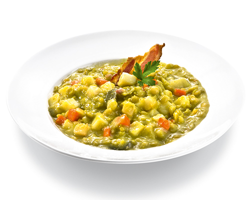 Grüner Erbseneintopf mit Rauchfleisch, Kartoffeln und frischem Gemüse.