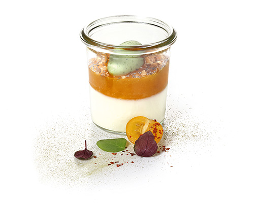 Basilikum feat. Mango, Aprikose und Mozzarella Mozzarellamousse mit Mango-Aprikosen-Chutney, Leinsamen-Mandel-Topping und Basilikumnocke, Negativ für hohes Weckglas.