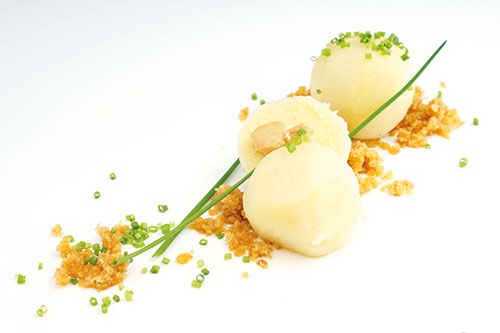 Gefüllte Kartoffelknödel mit Croûtons, rund abgedreht, ø ca. 5,5 cm.