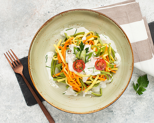Fettuccine tricolore weiße, rote und grüne Bandnudeln, al dente gekocht, Al dente gekocht.