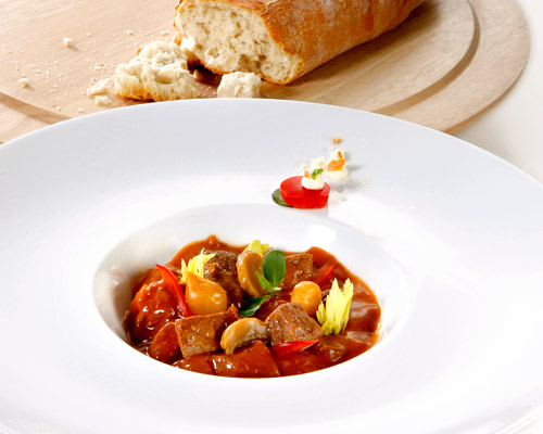 Braumeistergulasch mit Silberzwiebeln und Champignons, in feiner Rahmsauce.