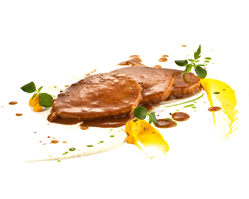 Kalbsbraten in eigener Jus in klassisch gekochter Sauce, in Scheiben geschnitten.