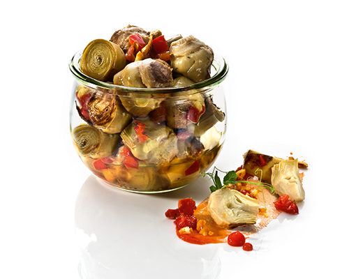 Baby artichoke hearts with red pepper cubes, in rapeseed oil.