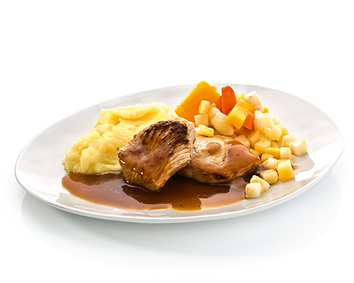 Gebratene Putensteaks auf Herbstgemüse mit Karotten, Steckrüben, Blumenkohl und Pastinaken, dazu Kartoffelstampf.