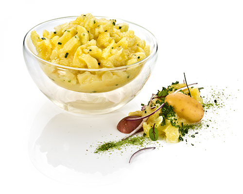 Grasbrunner Kartoffelsalat würzig, säuerlich, mit Weinessig und Schnittlauch, in Essig-Öl-Dressing.