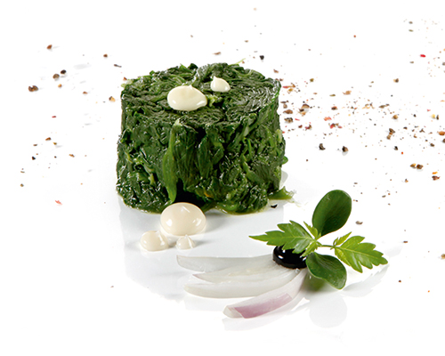 Blattspinat mit Zwiebeln, einem Hauch Knoblauch und Butter.