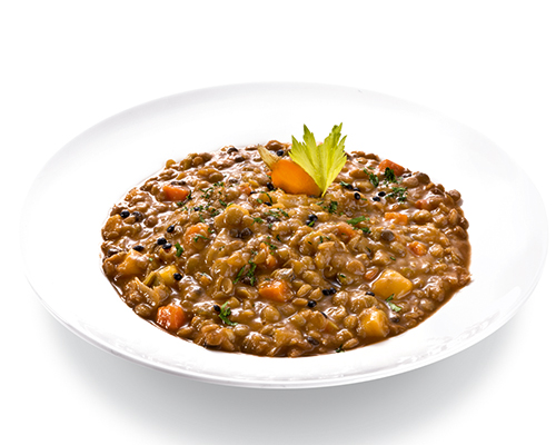 Veganer Linseneintopf mit Karotten, Sellerie, Kartoffeln und Lauch.