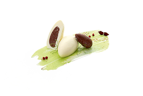 Himmel-und-Ääd-Praline hearty black pudding with apples, in a potato coating.