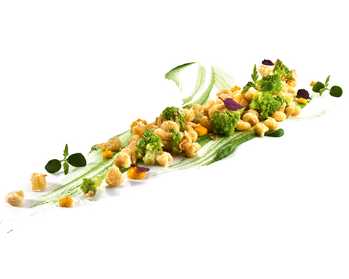 Knöpflepfanne mit Romanesco, Haselnüssen und Mandeln, in gebräunter Butter.