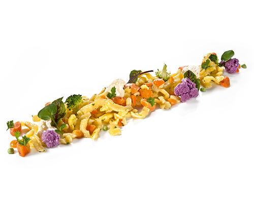 Spätzle-Gemüse-Pfanne mit Blumenkohl, Zucchini und Karotten, leicht gewürzt und geölt.