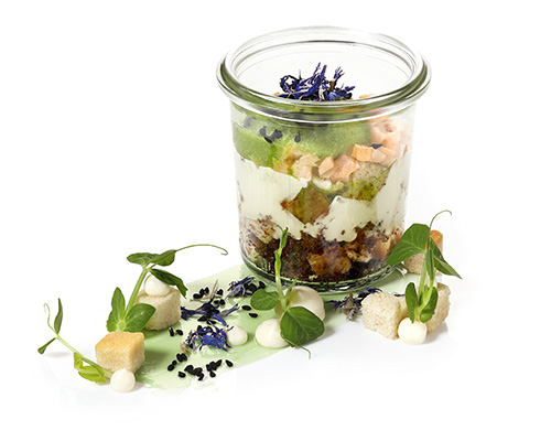 Tiramisu vom Lachs Räucherlachs auf Mascarponecreme, Gurkenmousse und Pumpernickel-Croûtons, abgerundet mit Yuzu, Im hohen Weckglas.