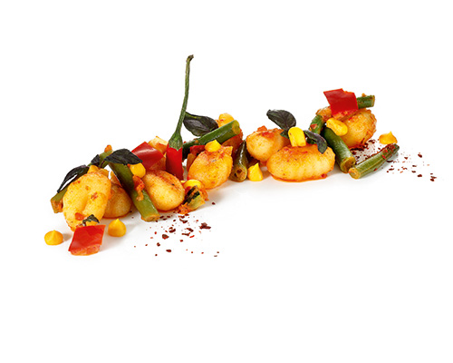 ORGANIC gnocchi pan in salsa de verduras Gnocchi in fruity salsa butter with beans, sweetcorn, courgettes and peppers.