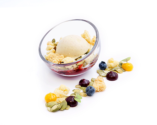 Sweet Christmas helle Lebkuchenmousse auf fruchtig-süßem Cranberry-Preiselbeer-Ragout mit gerösteten Kürbiskernen  und knusprigen Butterstreuseln, im Mini-Bubbleglas.