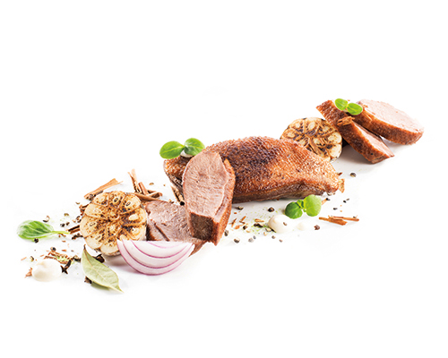 Geschmorte Gänsebrust, sous-vide gegart, ohne Knochen, im Fond.