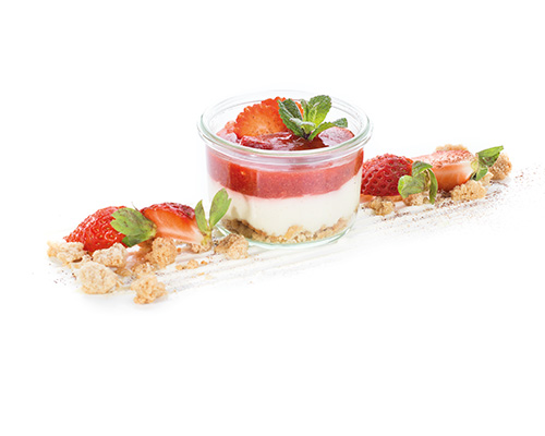 Krem sernikowy z ragout truskawkowym z nutą cytryny i wanilii, w dużym słoiku.