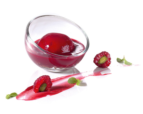 Acerola-Kirsch und Stracciatella Stracciatellamousse auf Knusperboden, überzogen mit Acerola-Kirschsauce, Negativ für Mini-Bubbleglas.