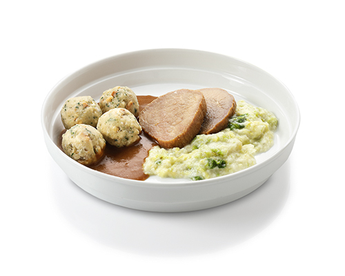 Kalbsbraten mit Rahmwirsing und Semmelknödel.