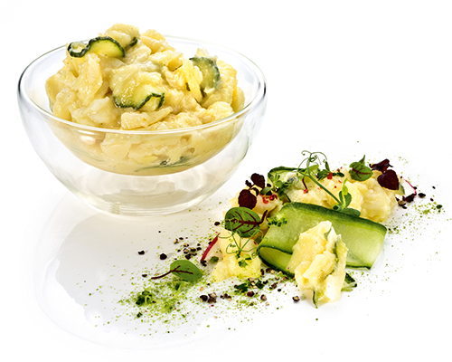 Kartoffel-Gurken-Salat würzig, säuerlich, mit frischen Salatgurken, in Essig-Öl-Dressing.