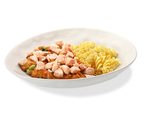 Lachscurry mit Spirelli mildes Curry mit Kokosmilch, Brokkoli, Süßkartoffeln, Sojabohnen und Paprika.