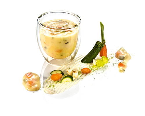 Gemüserahmsauce Béchamelsauce mit Zucchini-, Sellerie- und Karottenwürfeln.