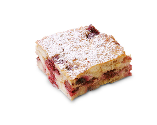 Kirschenmichel saftig gebacken und portioniert, mit Sauerkirschen, 10 x 8 cm.