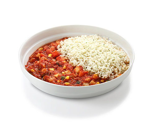 Langkornreis mit Gemüse-Tomatensauce mit Kohlrabi, Pastinaken, Zucchini, Mais und Karotten.