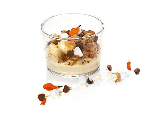 Cheesecake live cheesecake cream, with cheesecake cubes, lime gel, crumble and nougat stones, in a Bodega glass.