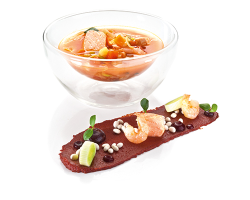 Bouillabaisse nach französischer Art mit Garnelen, Lachs, buntem Gemüse und Bohnen, abgerundet mit Noilly Prat.