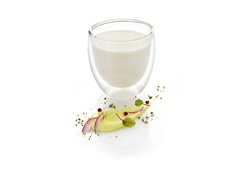 Weiße Rahmsauce fein püriert verfeinert mit Blumenkohl, Pastinake und Zitrone.
