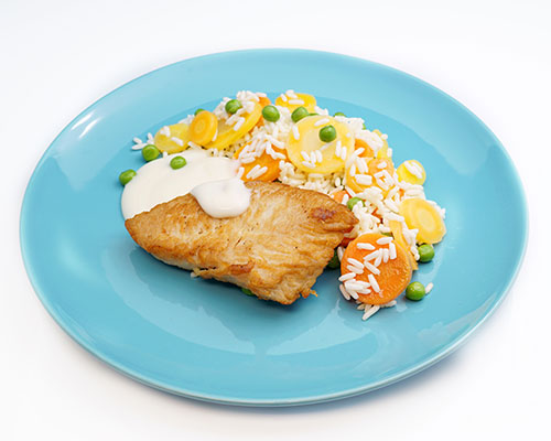 Medaliony z indyka smażone na patelni.