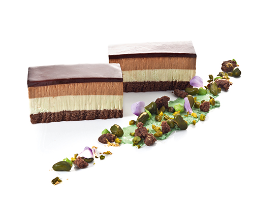 Mozart-Symphonie Nougat- und Pistazienmousse auf Schokoladenbiskuit, 3 x 7 cm.
