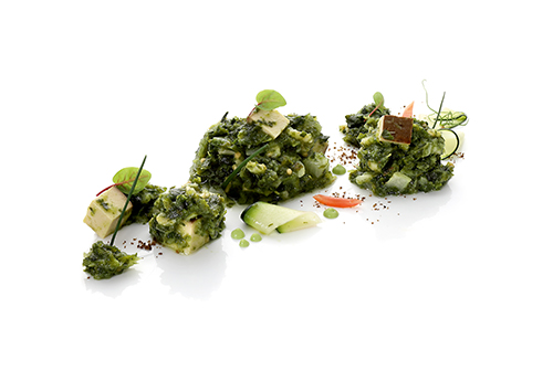 Veganer Grünkohl mit Räuchertofu nach westfälischer Art klassisch gekocht, mit Zwiebeln und Senf.