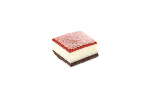Chocolate-vanilla slice with strawberry puree Vanilla mousse on a chocolate base, with a fruity strawberry topping.