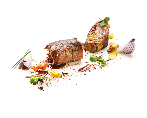 BIO Geschmorte Rinderroulade in Jus klassisch gefüllt mit Speck, Zwiebeln, Gurken und Senf.