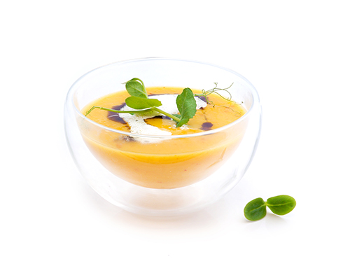 Vegane Kürbiscremesuppe mit Kokosmilch und Orangensaft, verfeinert mit Curry.