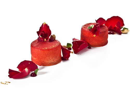 Marmorierte Vanille-Rosen-Mousse mit Himbeer cremige Vanillemousse, fein abgerundet mit Rosengeschmack, auf hellem Knusperboden aus Mandeln und  Puffreis, ø 5 cm.