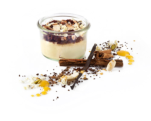 Cheesecake "Winter Time" Mascarpone verfeinert mit winterlichen Gewürzen, Orangen-Zimt-Biskuit und karamellisierten  Haselnüssen, Im großen Weckglas.