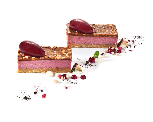 BIO Kirsch-Nougat-Schnitte fruchtige Kirschmousse auf knusprigem Butterstreusel-Boden, mit einer feinen Nougatschicht und  einer Mini-Kirschnocke, 3 x 7 cm.